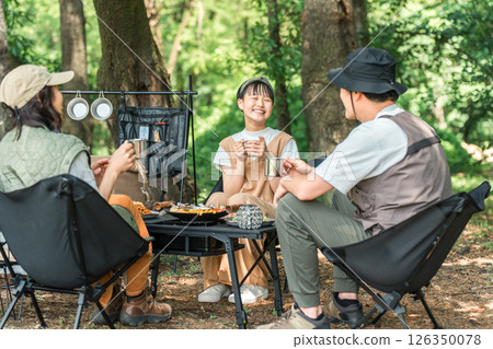 一個親密的家庭在公園和露營地享受日間露營、露營和燒烤。 126350078