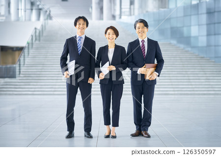 微笑的商務人士在辦公室裡排隊 126350597