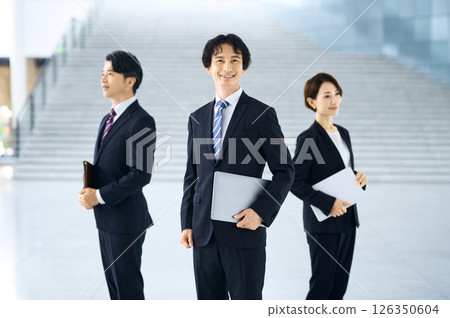 微笑的商務人士在辦公室裡排隊 126350604