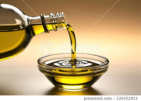 橄欖油從瓶子倒入玻璃容器中 126352853