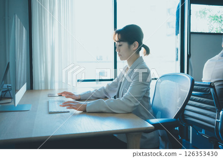 文書工作 女生 女孩 126353430