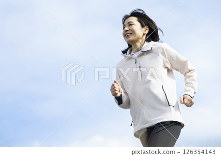 中年婦女慢跑 126354143