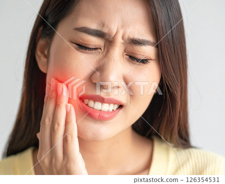 Toothache woman 126354531