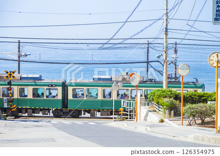 "Kanagawa Prefecture" Railroad crossing in front of Kamakura High School Station 126354975