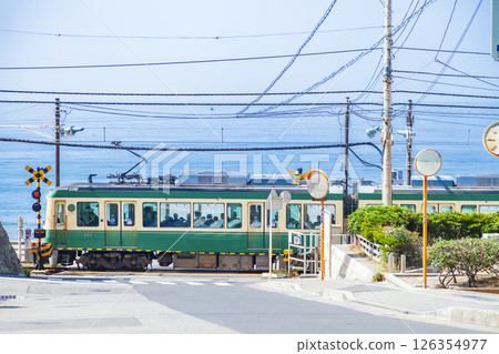 "Kanagawa Prefecture" Railroad crossing in front of Kamakura High School Station 126354977