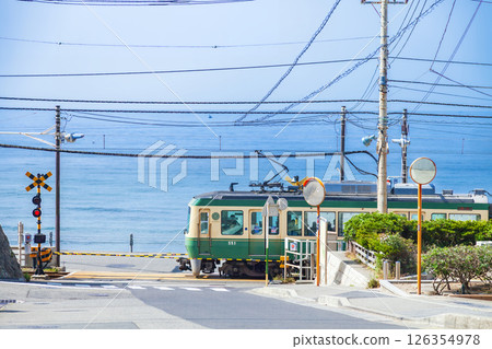 "Kanagawa Prefecture" Railroad crossing in front of Kamakura High School Station 126354978