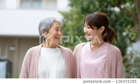 微笑的護理人員和老年婦女散步 126355295