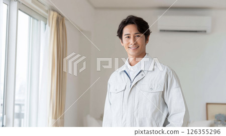 一位身穿工作服的男士在室內微笑 126355296