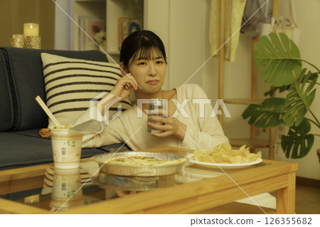 年輕女子晚上在客廳喝酒哭泣 年輕女子晚上在客廳喝酒哭泣 126355682