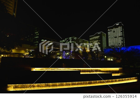 橫濱港未來地區的燈火通明的mm Terrace 橫濱港未來地區的燈火通明的mm Terrace 126355914
