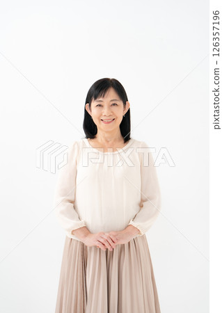 Female senior portrait 126357196