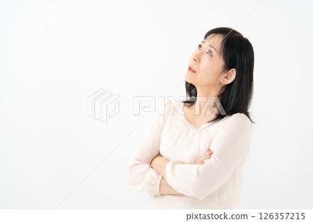 擔心的女性高級肖像 126357215