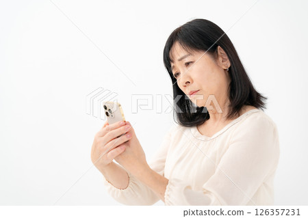 女性老人擔心智慧型手機 126357231