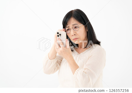 Female senior smartphone presbyopia 126357256