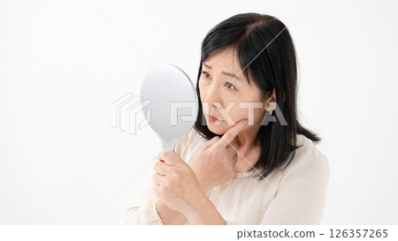 照鏡子的老婦人，擔心 126357265