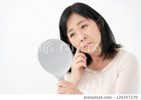照鏡子的老婦人，擔心 126357270