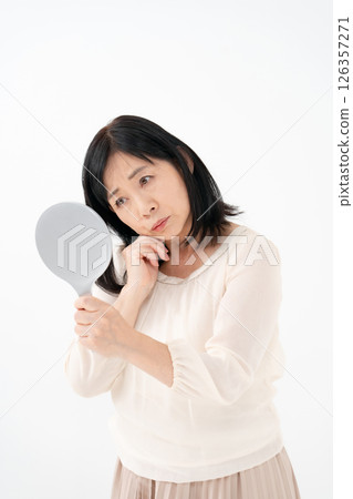 照鏡子的老婦人，擔心 126357271