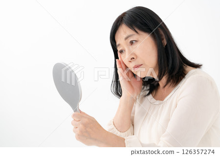 照鏡子的老婦人，擔心 126357274