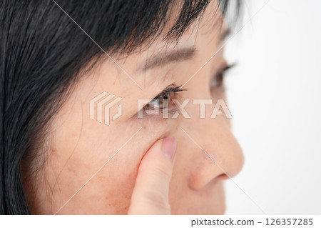 Senior woman eyes 126357285