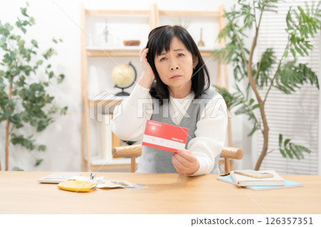 老年婦女擔心人生計劃 126357351