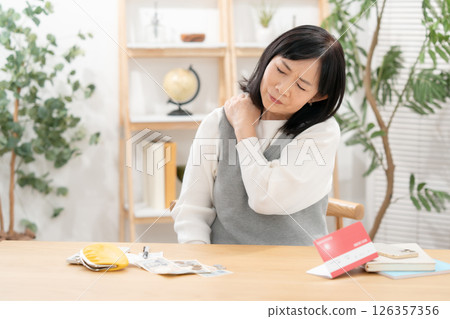 肩膀酸痛、疲勞、生活困難 126357356
