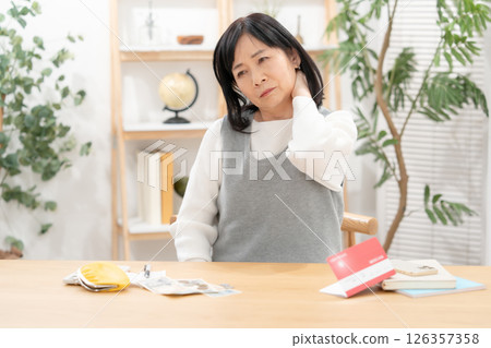 肩膀酸痛、疲勞、生活困難 126357358