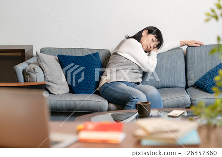 勞累過度的高階女性打盹 126357360