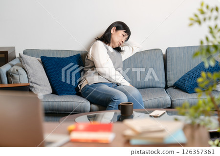 勞累過度的高階女性打盹 126357361
