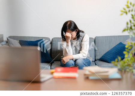 擔心的資深婦女 126357370