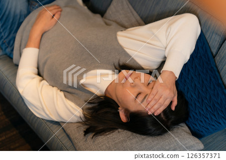 身體不適，發燒，高級女性 126357371