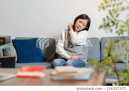 肩膀僵硬的高級女人 126357372