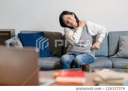 肩膀僵硬的高級女人 126357374