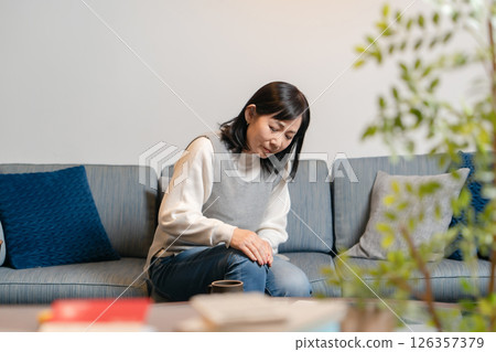 膝蓋疼痛高齡婦女 126357379