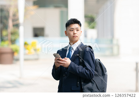 年輕男性商務智慧型手機 126357422