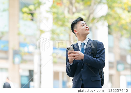 年輕男性商務智慧型手機 126357440