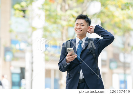 年輕男性商務智慧型手機 126357449