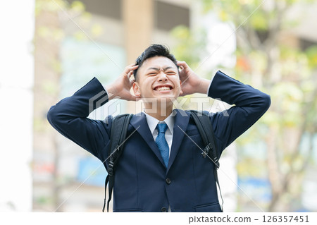 年輕男性商業恐慌 126357451