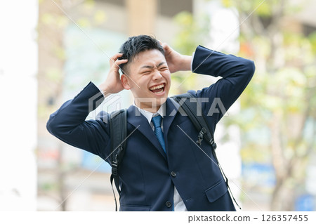 年輕男性商業恐慌 126357455