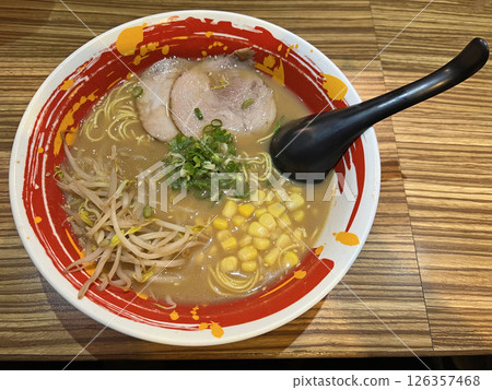在拉麵店裡拍攝一碗美味的豚骨拉麵 在拉麵店裡拍攝一碗美味的豚骨拉麵 126357468