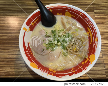 在拉麵店裡拍攝一碗美味的豚骨拉麵 126357470