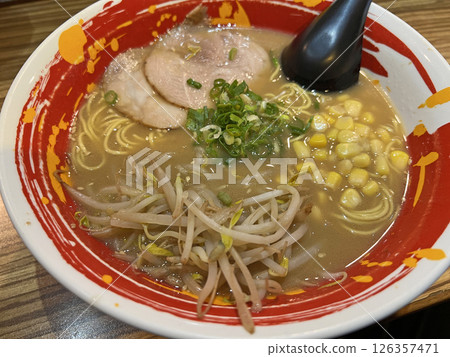 在拉麵店裡拍攝一碗美味的豚骨拉麵 在拉麵店裡拍攝一碗美味的豚骨拉麵 126357471