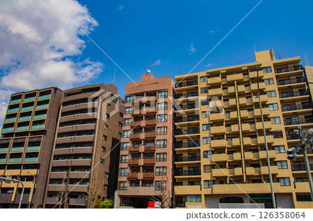 [Kyoto scenery] Sky and buildings on Horikawa Street 126358064