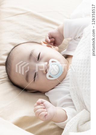 可愛的四個月大的嬰兒 126358517