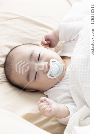 可愛的四個月大的嬰兒 126358518