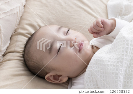 一個可愛的4個月大的嬰兒睡得很香 126358522