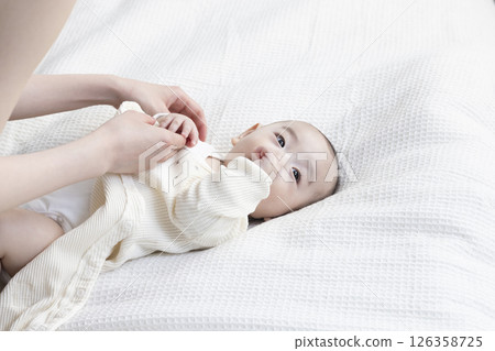 4個月大的嬰兒和媽媽 126358725