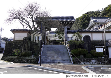 The gate of Honganji Yoshizaki Betsuin (Yoshizaki Gobo) 126359503
