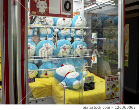 抓娃娃遊戲。東京的一個遊戲中心。 126360062