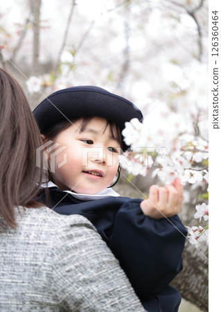 櫻花和幼兒園入學典禮上的一名 3 歲女孩和她的母親 櫻花和幼兒園入學典禮上的一名 3 歲女孩和她的母親 126360464