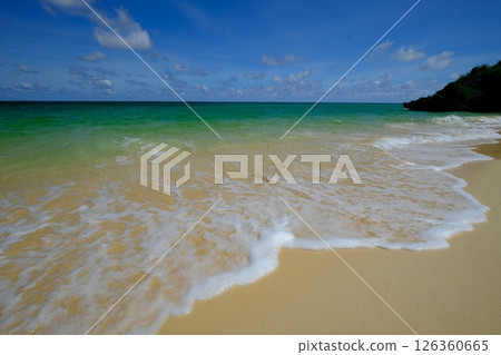 石垣島平久保的白色波浪和沙灘 126360665